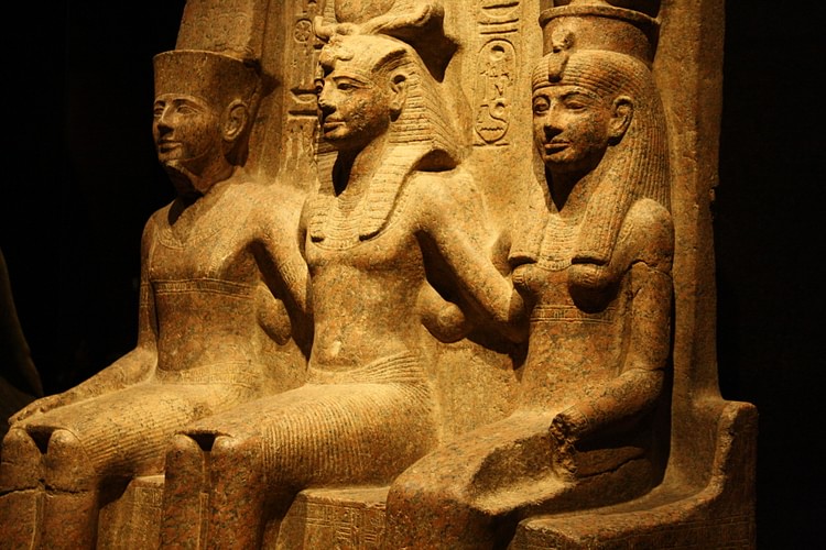 Amun, Ramsés II y Mut (Jehosua)