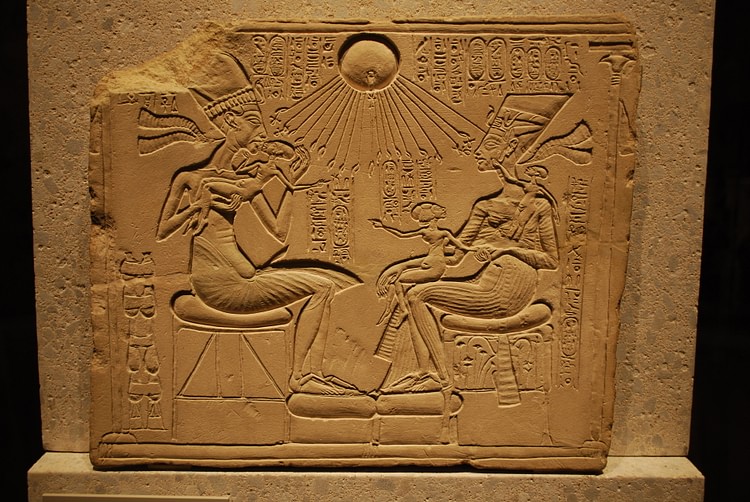 Akhenaton y la familia real bendecidos por Aten (Troels Myrup)