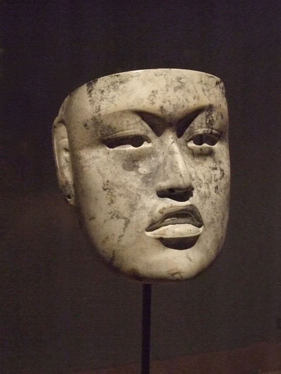 Máscara de jadeíta olmeca (Mary Harrsch (fotografiada en el Museo de Arte de Dallas))