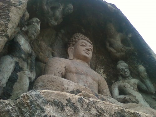 Uma pedra cortada imagem do Buda