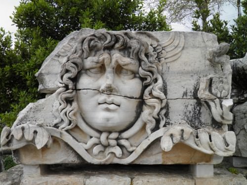 Cabeza de Medusa esculpida en piedra del templo de Apolo en Didyma