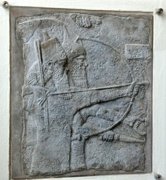 El rey Tiglat-pileser III sostiene un arco