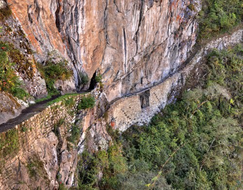 Camino y puente inca