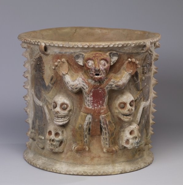 Urna Maya con Figura de Jaguar y Calaveras