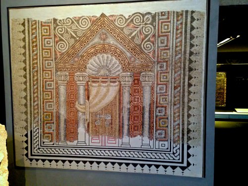 Mosaico da fachada do templo com a Arca da Torá