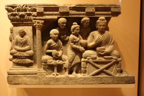 Alivio de Gandhara de Buda comiendo con los monjes