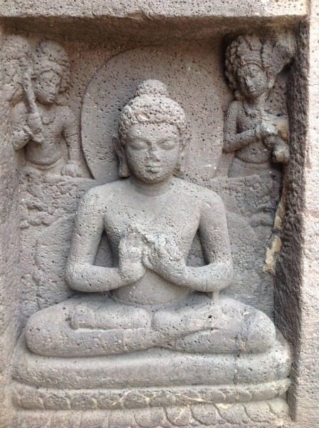 Figura de Buda sentado mostrando Dharmachakra Mudra