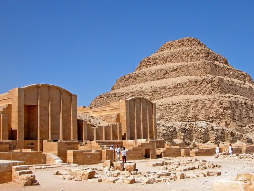 Complexo da pirâmide da etapa em Saqqara