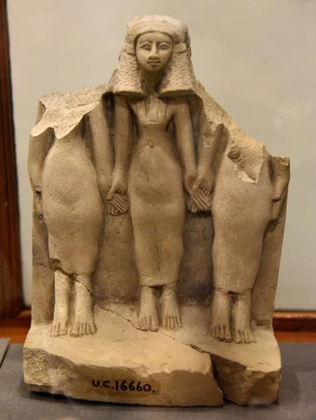 Statuetta di una triade di donne dall'Egitto
