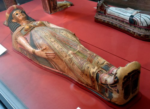 Cassa di mummia dipinta e dorata di una donna senza donna