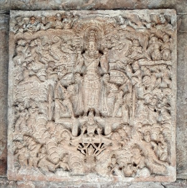 Escultura de relevo de Surya no templo de Virupaksha, Pattadakal