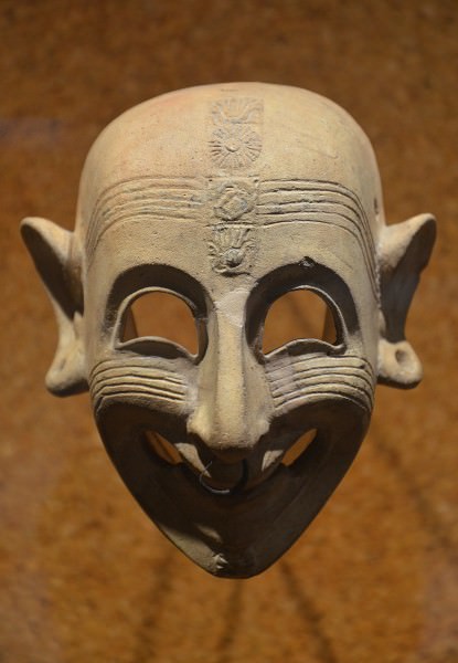 Máscara fenicia-púnica sonriente
