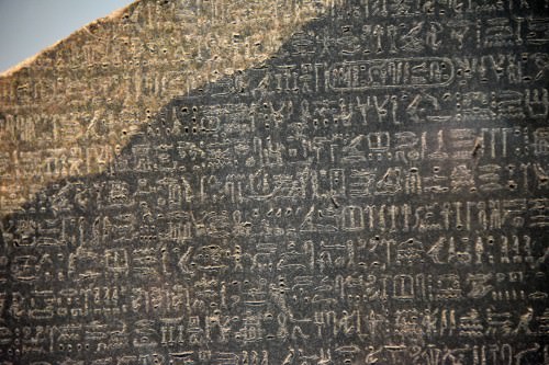 Detalhe de pedra de Rosetta, texto hieroglífico