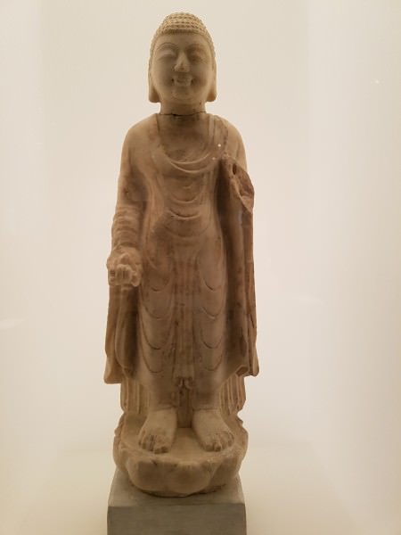 Buda de pie de la dinastía Tang