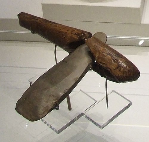 Machado de pedra neolítico com alça de madeira