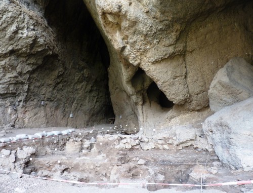 Scavi nella grotta di Areni
