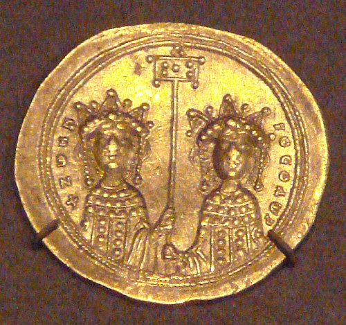 Moneda de oro que representa a Zoe y Theodora